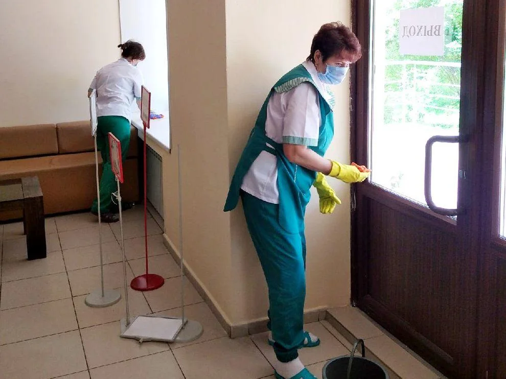 Клинер моет окно при выезде в день обращения